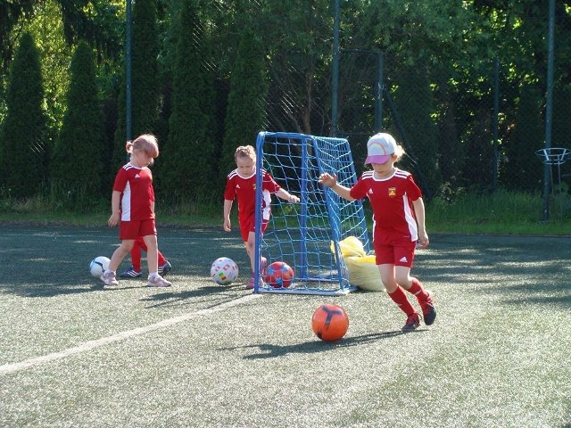 Dzięki znoszeniu kolejnych obostrzeń związanych z uprawianiem sportu możliwe było zorganizowanie serii turniejów piłkarskich w regionie z okazji Dnia Dziecka. Rywalizowały m.in. zespoły Olimpii Bobolice, czy grupy młodzieżowe Akademii MKP Kotwica Kołobrzeg. Grano nie tylko w piłkę, ale również nie brakowało dodatkowych atrakcji, gier i zabaw.