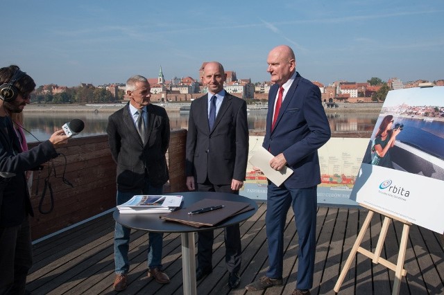 Prezydent Torunia Michał Zaleski swój urząd sprawuje już od 18 lat. Za jego kadencji zrealizowano wiele inwestycji kluczowych dla miasta. Trudno wymienić je wszystkie: most drogowy im. Elżbiety Zawackiej, CKK Jordanki, Motoarena, budowa Trasy Średnicowej, remont Centrum Nowoczesności Młyn Wiedzy. To również dzięki decyzjom Michała Zaleskiego powstała Arena przy Bema czy nowe szkoły. Toruń bardzo się rozwinął przez ostatnie lata, jest jednak kilka inwestycji, których nie udało się zrealizować. Może jeszcze nie wszystko stracone? CZYTAJ WIĘCEJ NA KOLEJNYCH SLAJDACH >>>