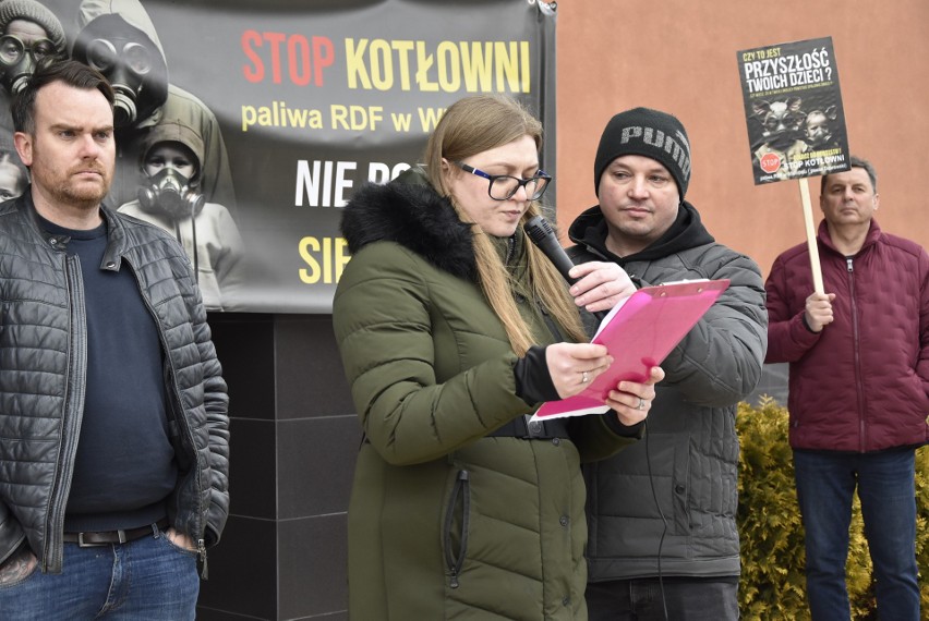 W proteście przed dąbrowskim starostwem wzięło udział około...