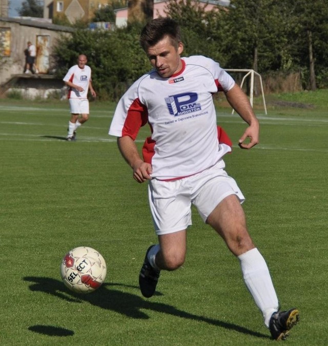 Sławomir Lewicki wypracował dla Dębu drugiego gola w Elblągu