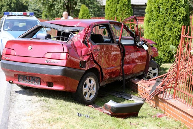 Alfa Romeo na płocie.