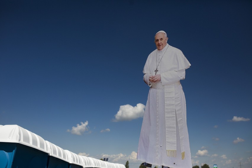 Papież Franciszek odwiedzi największe slumsy w Europie. To osiedle romskie Lunik IX na Słowacji