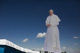 Papież Franciszek odwiedzi największe slumsy w Europie. To osiedle romskie Lunik IX na Słowacji