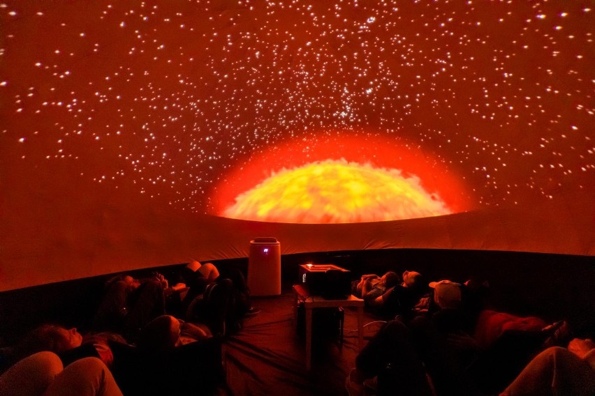 „Kosmiczne podróże” w mobilnym planetarium. Warto odwiedzić Młyny Rothera w Bydgoszczy [zdjęcia]
