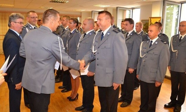 Podczas uroczystości 28 policjantów z powiatu jędrzejowskiego otrzymało nominacje na wyższe stopnie służbowe.