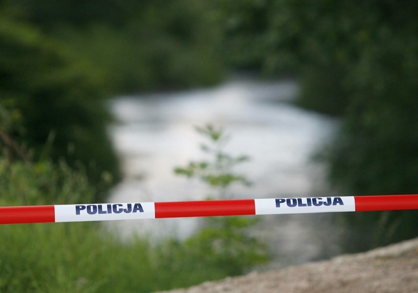 Rybaki: Do rzeki Narew skoczył 16-letni chłopak. Strażaccy nurkowie wyłowili ciało nastolatka [ZDJĘCIA]