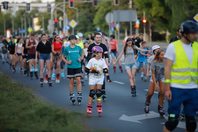 Wielki przejazd przez miasto zwieńczył rolkowe zawody dla amatorów Toruń Kocha ROLKI 2019. Uczestnicy wystartowali z Areny Toruń, przy Plazie zaplanowano postój, a potem trasa wiodła przez Gagarina, Grunwaldzką na Bema do Areny Toruń. Zobaczcie zdjęcia! >>>