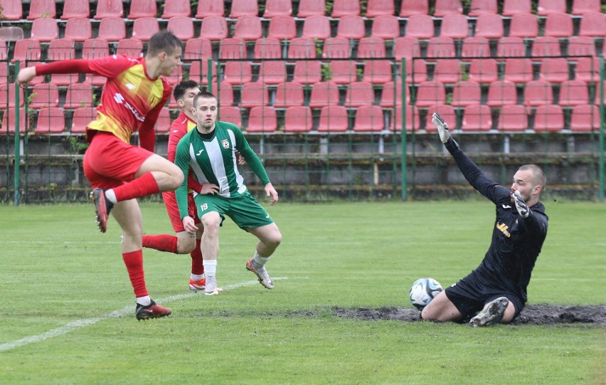 Korona II Kielce - GKS Rudki 1:0 w meczu RS Active 4. Ligi świętokrzyskiej. Zwycięską bramkę zdobył Miłosz Strzeboński. Zobacz zdjęcia