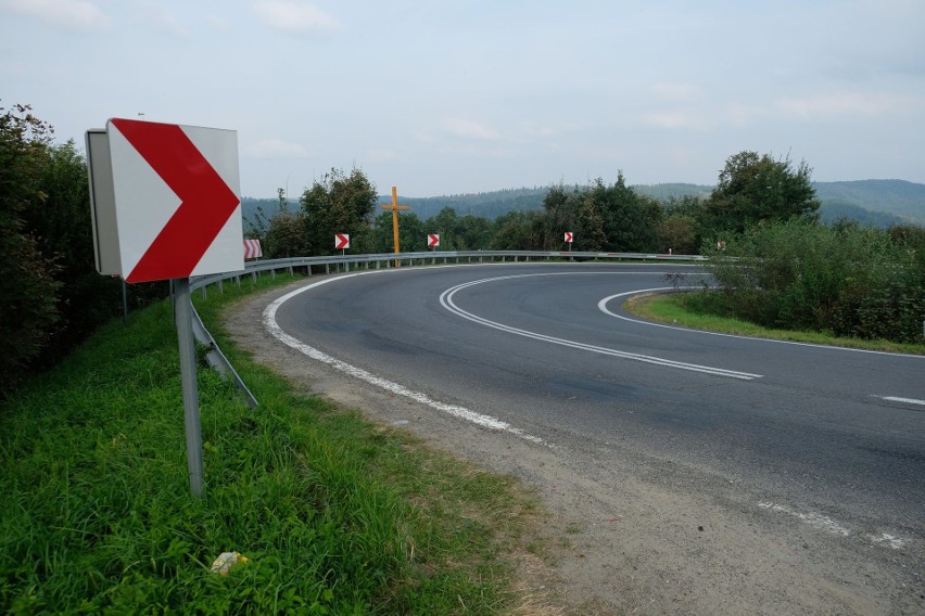 Na zakręcie śmierci w Leszczawie Dolnej ponownie postawili krzyż. Ściął go podczas wypadku ukraiński autokar [ZDJĘCIA]