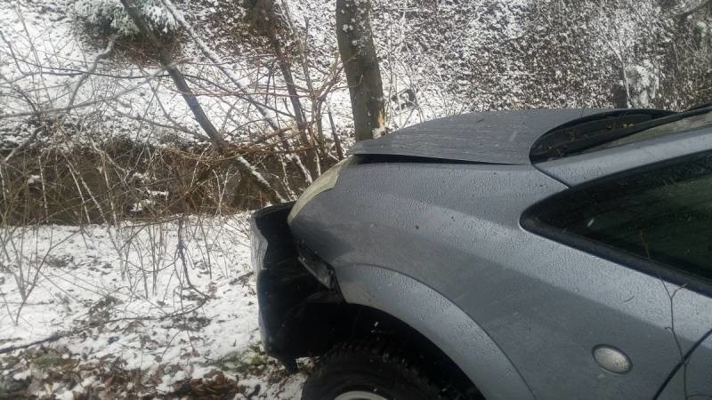 Grybów. Samochód zjechał do potoku z parkingu przy posesji.  Auto nie było odpowiednio zabezpieczone [ZDJĘCIA]