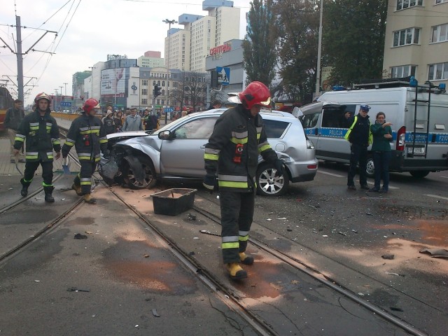 Na skrzyżowaniu Mickiewicza i Kościuszki zderzył volkswagen golf i terenowe mitsubishi.