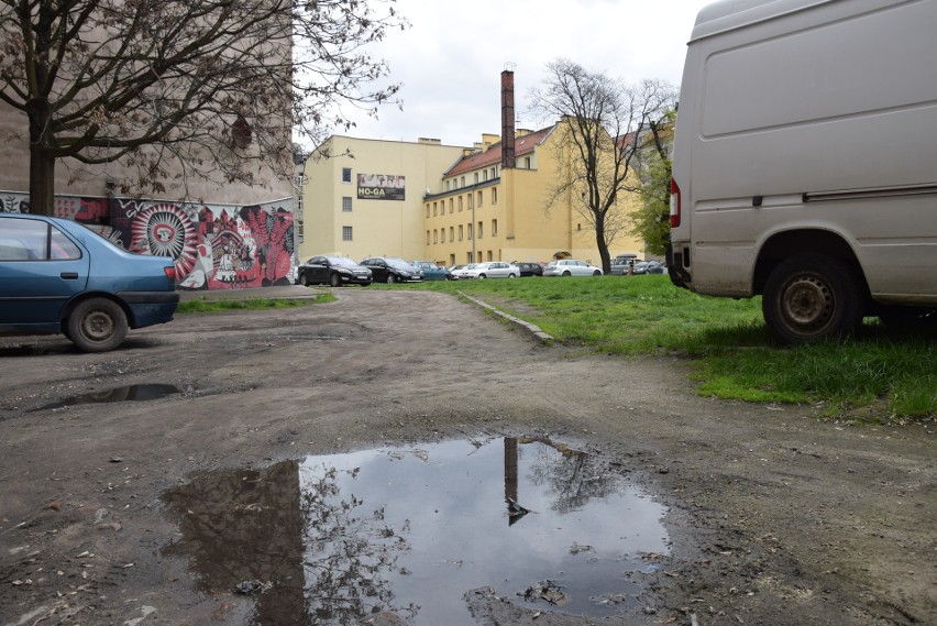 Podwórka po obu stronach ul. Probusa czeka remont. To między...