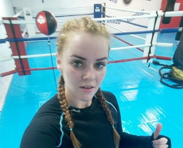 Karolina na co dzień pracuje w salonie kosmetycznym, ale jej pasją jest kickboxing