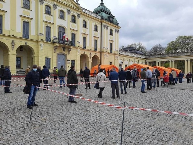 "Zaszczep się w majówkę" - akcja szczepień przed Pałacem Branickich w Białymstoku.