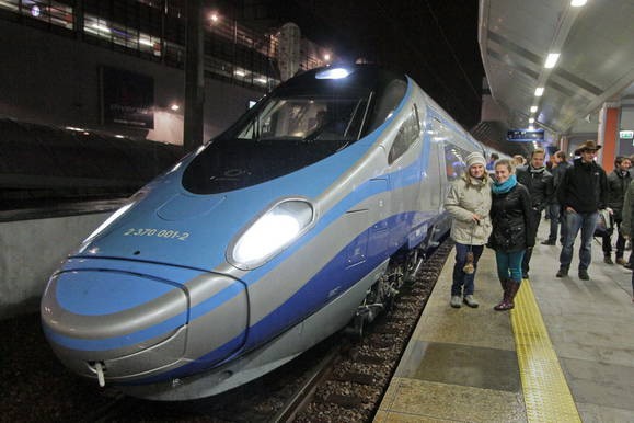 Fot. Anna KaczmarzO godzinie 22.25 szybki pociąg Pendolino wjechał na peron pierwszy na Dworcu Głównym w Krakowie. Dla miłośników kolei była to świetna okazja do przyjrzenia się z bliska najnowszemu nabytkowi PKP. Pociąg z Krakowa uda się w kierunku Grybowa, gdzie sprawdzane będą możliwości pociągu na stromych podjazdach i zjazdach. W środę o godzinie 7.15 zatrzyma się na dwie minuty w Tarnowie. Regularne kursy Pendolino na trasie z Krakowa do Rzeszowa, z postojami w Tarnowie i Dębicy, planowane są na przełomie 2014 i 2015 roku. 