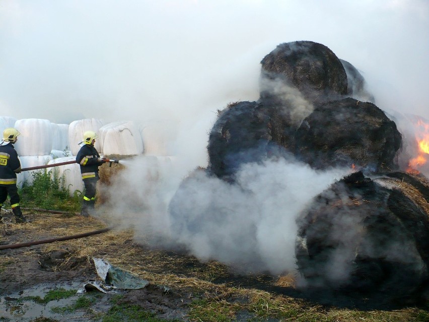 Strażacy walczyli z dużym pożarem stogu siana (zdjęcia)