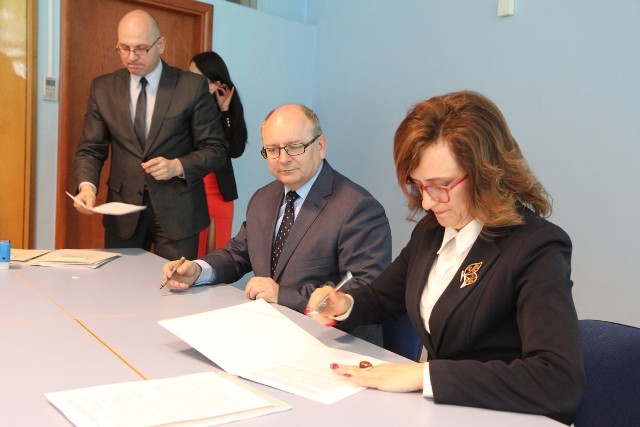 Burmistrz Końskich Krzysztof Obratański (w środku) podpisał umowę na przebudowę ulicy Wojska Polskiego w Końskich. Wartość projektu wynosi 795 tysięcy złotych, dofinansowanie to blisko 400 tysięcy złotych.