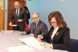 Podpisano pierwsze umowy na remonty dróg gminnych i powiatowych w Świętokrzyskiem 