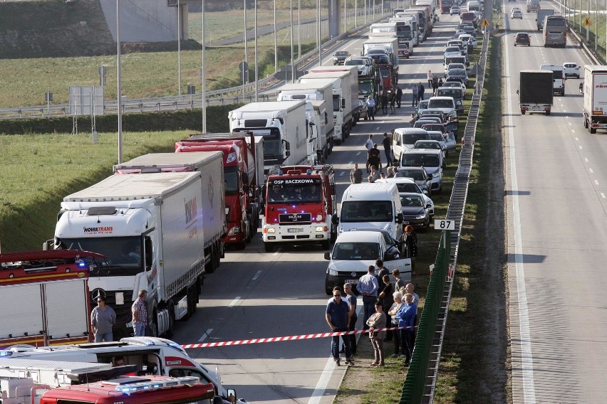 Ważne zmiany dla kierowców od 6 grudnia 2019. Obowiązkowa jazda na suwak i tworzenie korytarzy życia