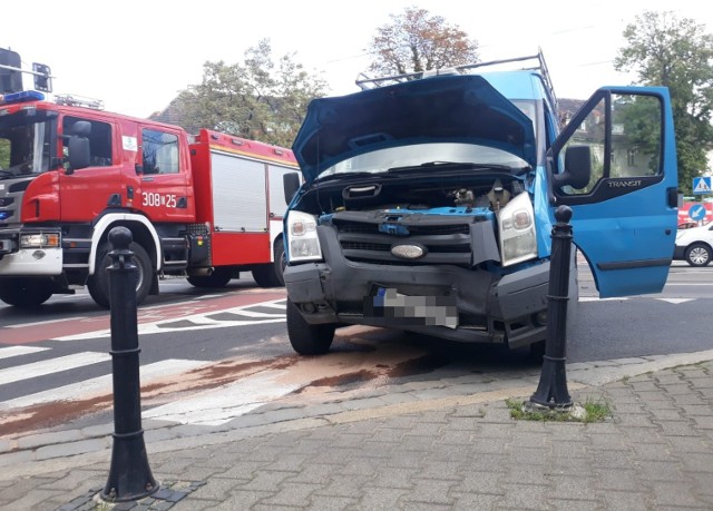 W piątek (22.10) przed godziną 13, na pl. Staszica we Wrocławiu doszło do zderzenia samochodu dostawczego i auta osobowego. Uszkodzone pojazdy blokują torowisko tramwajowe. Według wstępnych ustaleń, kierujący toyotą mężczyzna wjeżdżając na pl.Staszica od strony ul. Reymonta, podczas skrętu w lewo, nie ustąpił pierwszeństwa przejazdu kierowcy busa nadjeżdżającego z przeciwnego kierunku ruchu. Na szczęście nikt nie został ranny, ale uszkodzone samochody zablokowały torowisko tramwajowe w stronę centrum miasta. W przeciwnym kierunku ruch tramwajów odbywa się bez przeszkód.