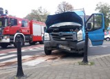 Wypadek busa i samochodu osobowego na pl. Staszica. Zablokowane torowisko [ZDJĘCIA]