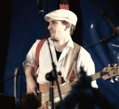 Wojtek Gumiński, basista w zespole PropaBanda East...