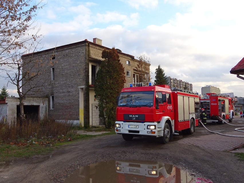 Kolejny pożar w kłopotliwym pustostanie w Ostrowcu (zdjęcia)
