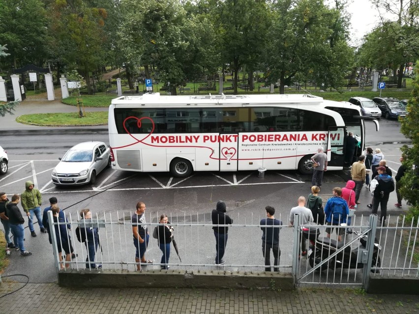 Policjanci z garnizonu toruńskiego wraz z pracownikami...