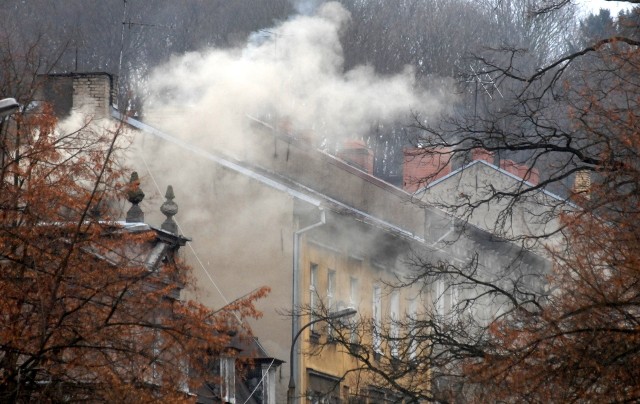 Zaczął się sezon grzewczy i raz z nim wróciły problemy z jakością powietrza nad Polską. Problemy są też w Lubuskiem. Sytuacja nie jest jeszcze zła, ale można się spodziewać, że wraz ze spadkiem temperatury będzie się pogarszała jakość tego, czym oddychamy. Jakie mamy powietrze w Lubuskiem?Jakość powietrza można na bieżąco śledzić na stronie internetowej Inspektoratu Ochrony Środowiska. Z danych wynika, że jakoś powietrza w Lubuskiem określana jest jako dobra lub bardzo dobra. Umiarkowana jakoś powietrza jest jedynie w Zielonej Górze (stan na 16 listopada o godz. 12.30).Czym spowodowane jest nagłe pogorszenie jakości powietrza? Winna jest pogoda i... sami mieszkańcy. Niskie temperatury i brak wiatru powodują, że powietrze nie jest "wywiewane" z naszych miast. Do tego trzeba dodać fakt, że wiele osób pali w piecach np. węglem, przez co do atmosfery przedostaje się duża ilość szkodliwych dla człowieka pyłów. Ale to nie wszystko. Na jakość powietrza duży wpływ mają również spaliny, wydobywające się z silników samochodów. W Lubuskiem są cztery stacje pomiarowe, które przekazują wyniki pomiarów na stronę internetową Inspektoratu Ochrony Środowiska. Na kolejnych zdjęciach w galerii sprawdzisz, jaka jest jakość powietrza w poszczególnych miastach.Przeczytaj też:  Jakie jest powietrze, to każdy czuje i widzi. Ale nie urzędnicyZobacz też wideo: Podniebny Gorzów odc. 8 - KSSSE