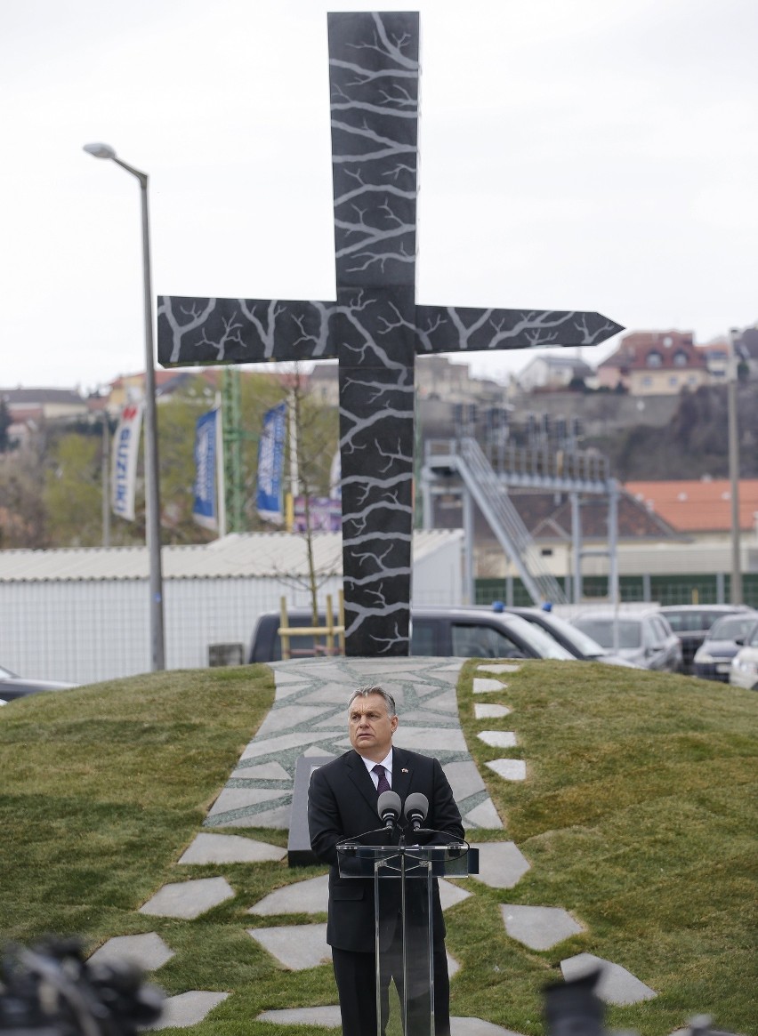 Viktor Orban na ceremonii odsłonięcia pomnika smoleńskiego w...