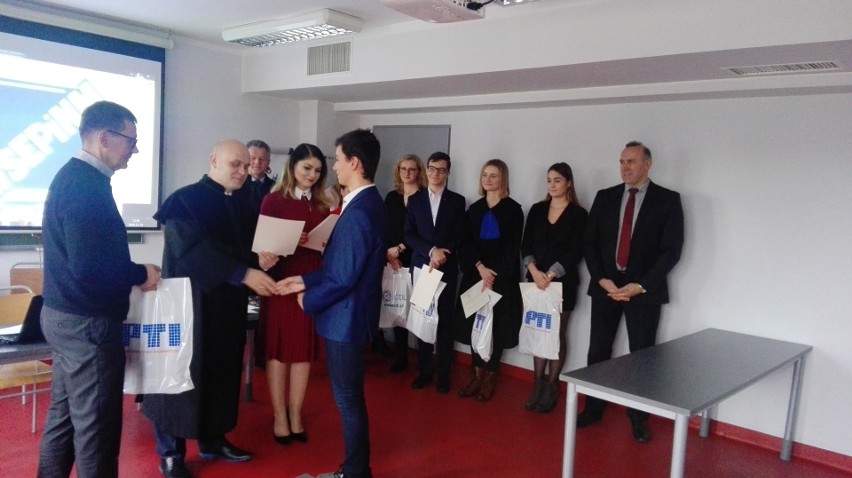 Uczniowie z Jędrzejowa wzięli udział w Prawniczym Konkursie Krasomówczym 
