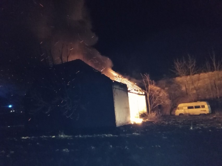 Pożar składowiska opon w opuszczonym budynku w Prudniku.