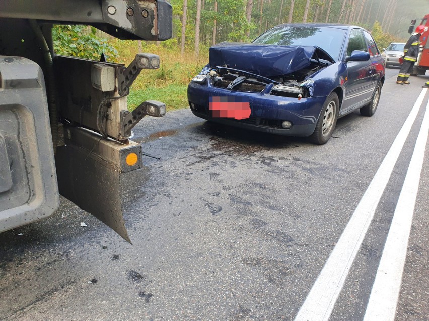 Śmiertelny wypadek na trasie 212 z Bytowa do Chojnic. Droga jest zablokowana