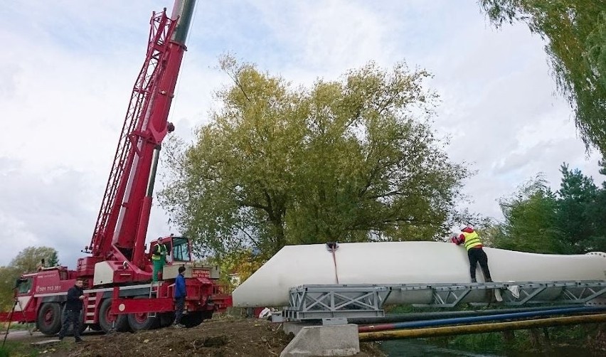 Kładka na rzece Szprotawa ze śmigła turminy wiatrowej