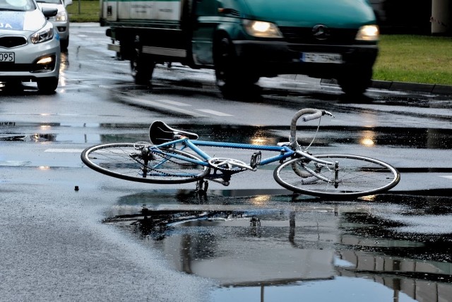 Do zderzenia samochodu osobowego z rowerzystą doszło około godz. 8.53 w rejonie przecięcia ulic Hetmańskiej i Dolnej Wildy w Poznaniu.