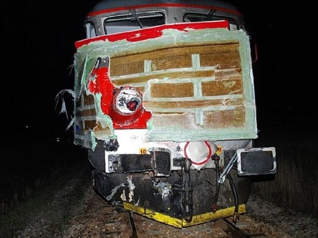 Lokomotywa uderzyła w strażacki wóz w Tarnobrzegu 
