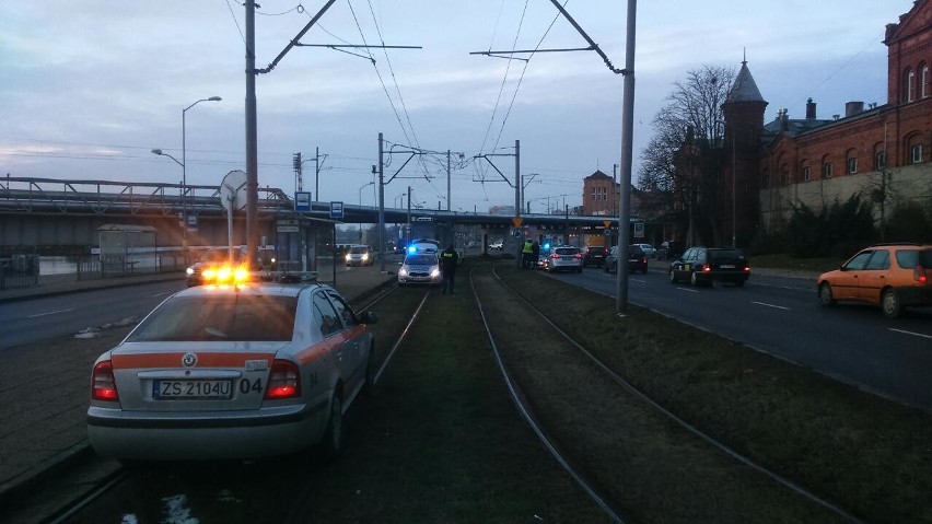 Wypadek na Nabrzeżu Wieleckim w Szczecinie: Śmiertelne potrącenie. Mężczyzna przechodził przez torowisko