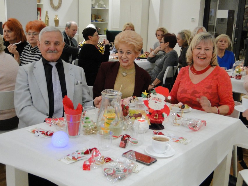 Święty Mikołaj odwiedził w czwartek seniorów w Centrum...