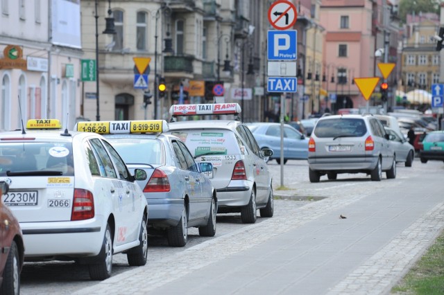 Według danych z końca grudnia, na terenie Poznania usługi transportowe świadczy 5708 taksówek. Przed wprowadzeniem przepisów zobowiązujących wszystkie osoby świadczące usługi przewozowe było ich 2498. Jak przekazuje zastępca prezydenta Jędrzej Solarski, dla ponad 2100 osób jest to dodatkowe źródło dochodu.