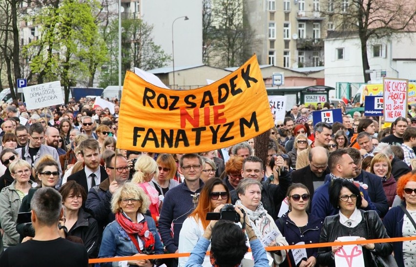 Kwietniowy protest w Łodzi przeciw zmianom w ustawie o...