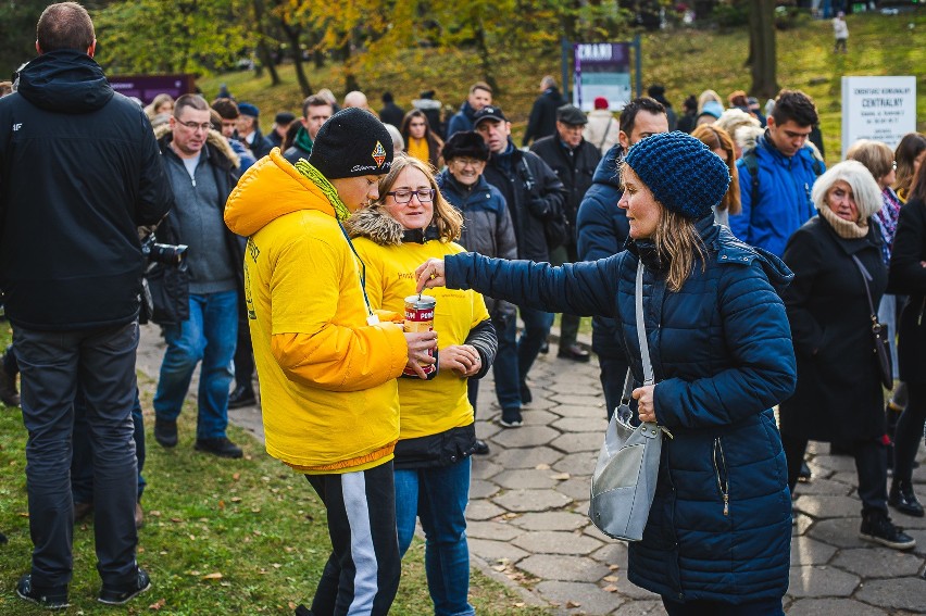 Samorządowcy, sportowcy i inni wolontariusze kwestowali na trójmiejskich cmentarzach na hospicja [zdjęcia]