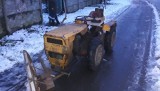 Pijany kierowca traktora odśnieżał chodnik w Chorzowie. Starał się