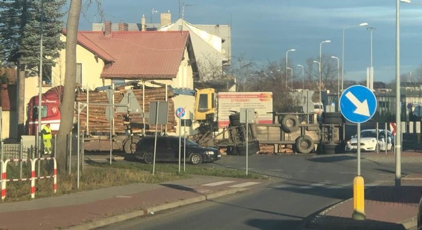 Wypadek w Darłowie. Z ciężarówki wysypały się drewniane bele [ZDJĘCIA]