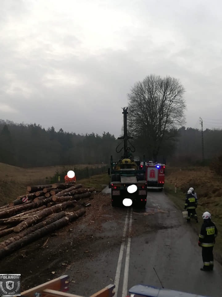 Wypadek między Polanowem a Żydowem. Drzewo na drodze [zdjęcia]