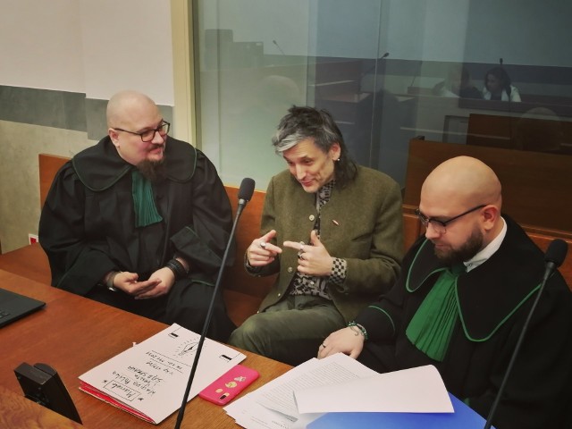 Oskarżony artysta Marcelo Zammenhoff (w środku) i jego obrońcy - adwokat Bartosz Rodak (z lewej) oraz adwokat Marcin Pawelec - Jakowiecki, przedstawiciel Instytutu Spraw Społecznych w Warszawie.