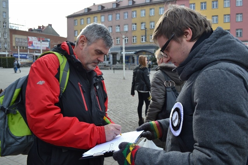 Grupa młodych aktywistów zrzeszona wokół stowarzyszenia...