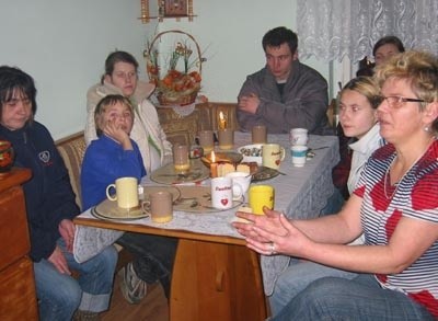 Bożenę Michalczyk wraz z zięciem i sześciorgiem dzieci przygarnęła Zofia Haraś (pierwsza z prawej)