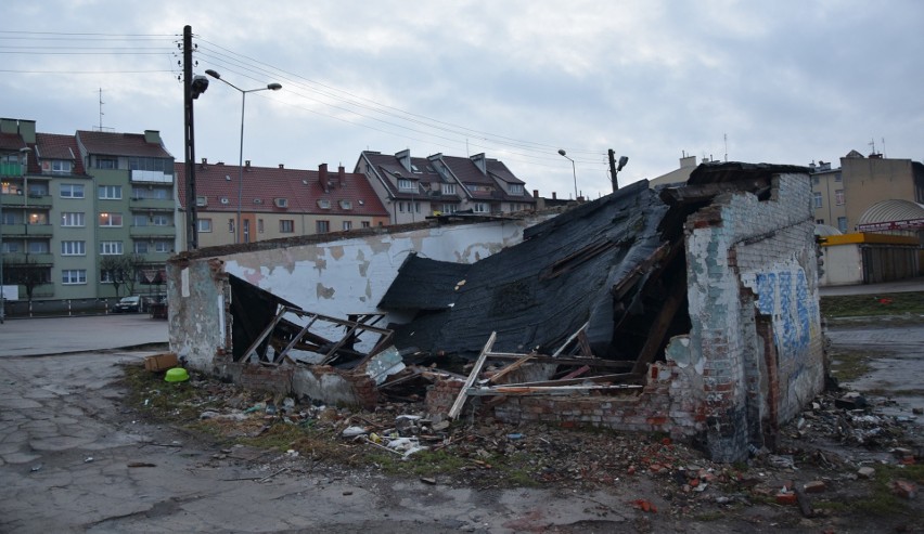 Tuż przy targowisku w Stargardzie straszy ruina. Obok niej śmietnisko. ZDJĘCIA