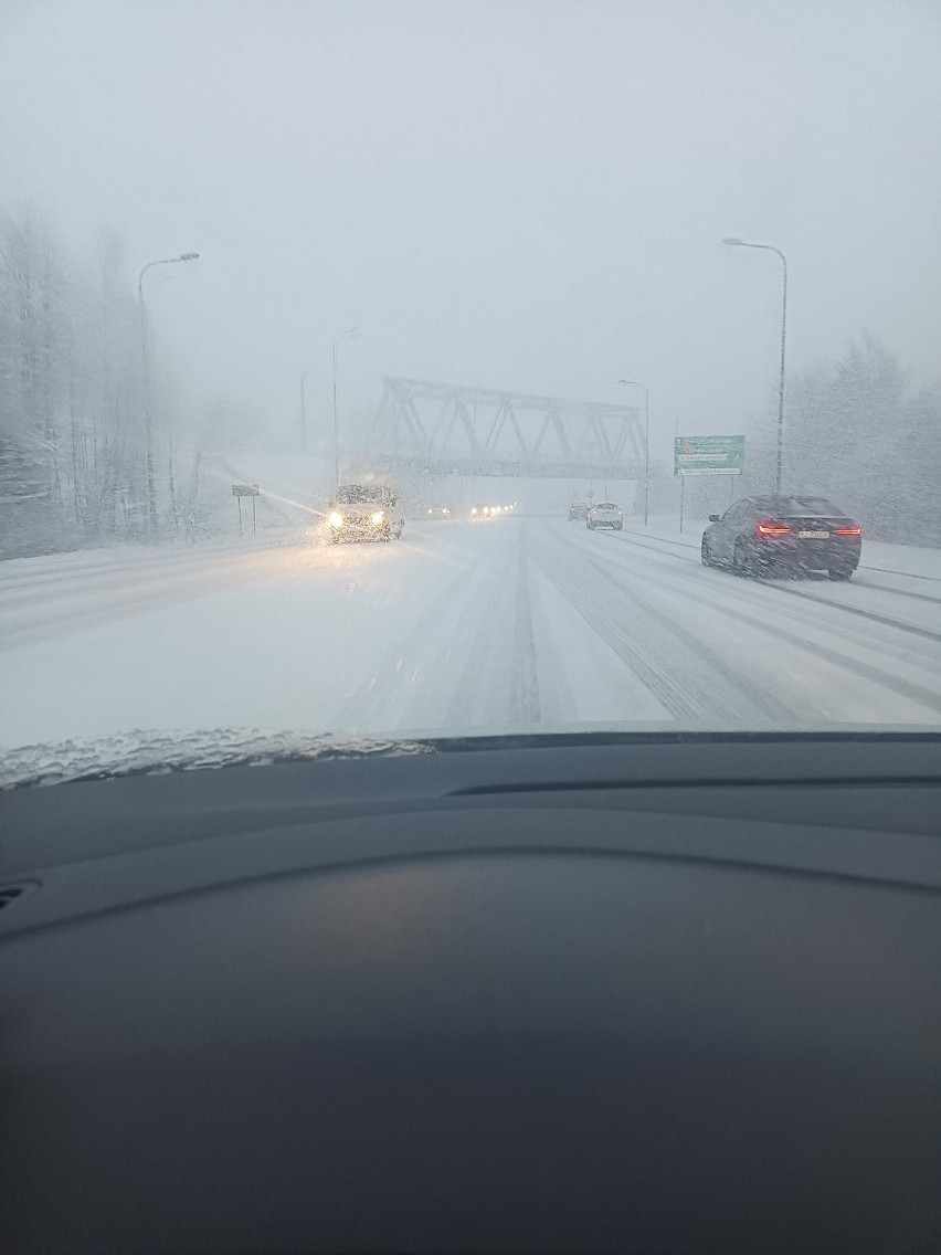 Sypnęło śniegiem na Podkarpaciu. Trudne warunki na drogach [ZDJĘCIA]