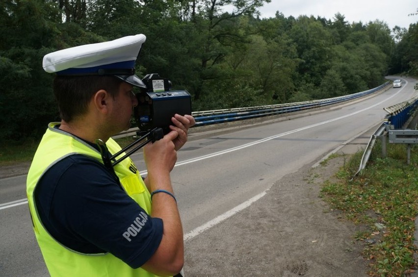 Policja z Żywca walczy z piratami drogowymi, bo wypadków jest za dużo AKCJA PRĘDKOŚĆ